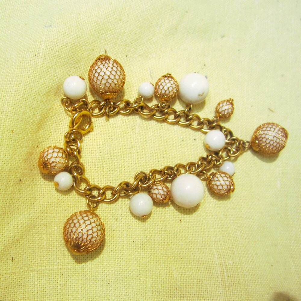 VTG TRIFARI GOLD TONE LINK BRACELET W/WHITE BALLS SOME IN MESH